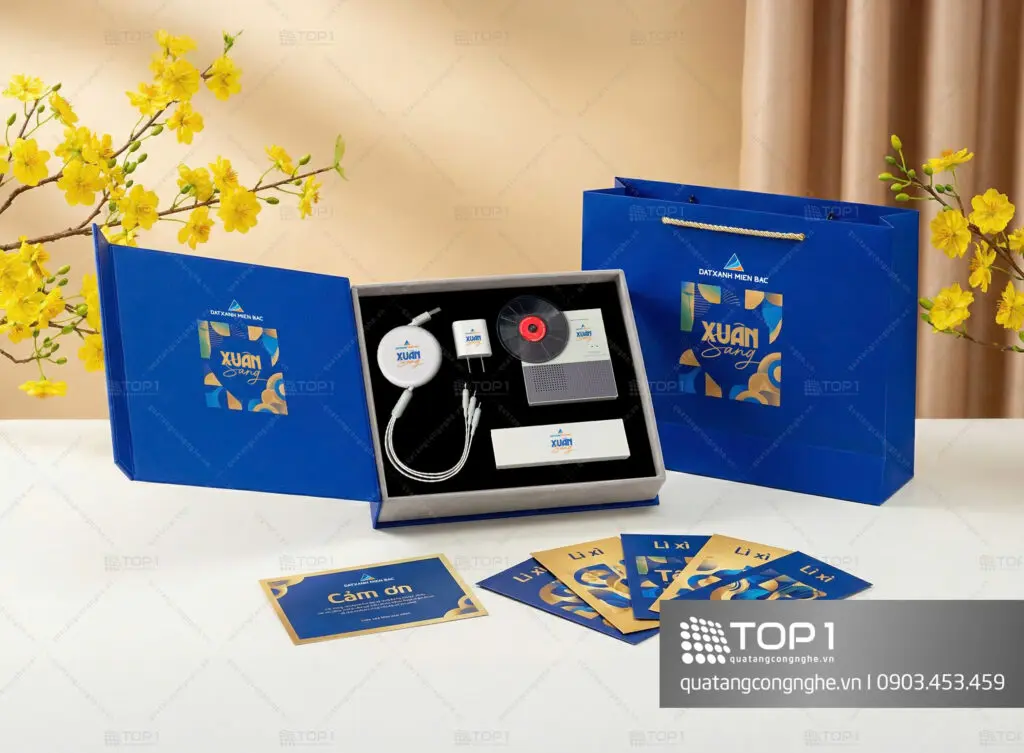 Set quà Tết loa bluetooth và cáp sạc 3 đầu Remax QT10