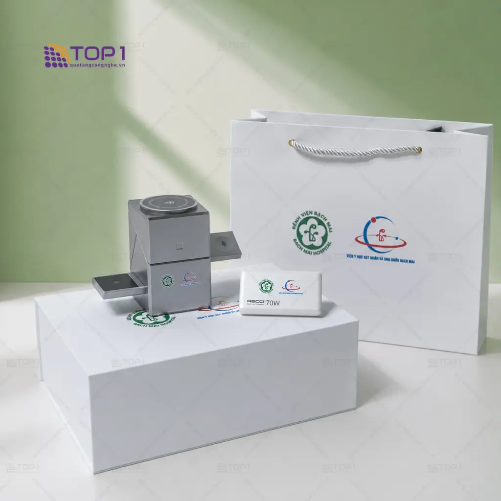 quà tặng in logo dịp 2/9 - đế sạc xoay và pin sạc dự phòng Remax