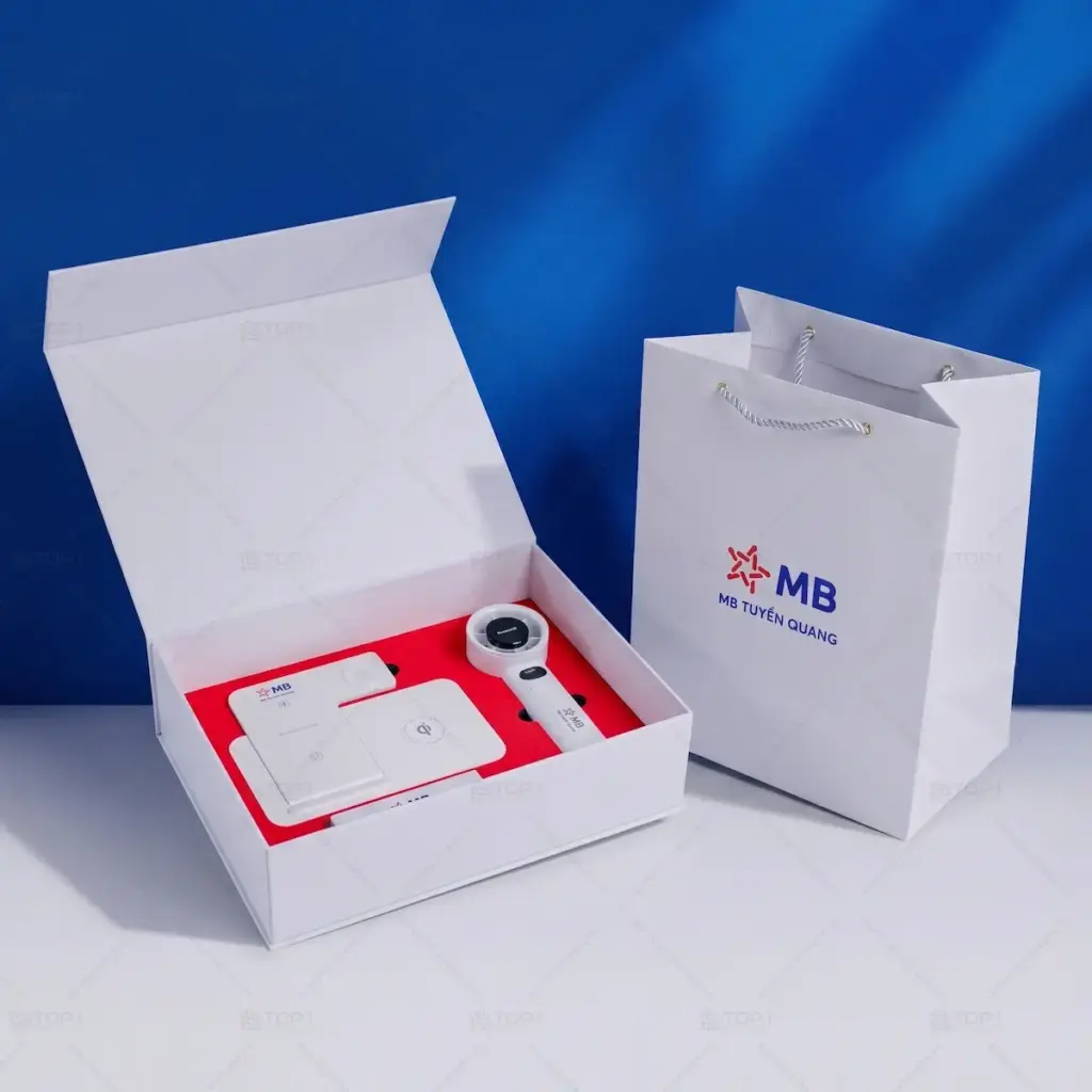 Bộ quà tặng công nghệ cao cấp đế sạc 3in1 và quạt tích điện Remax